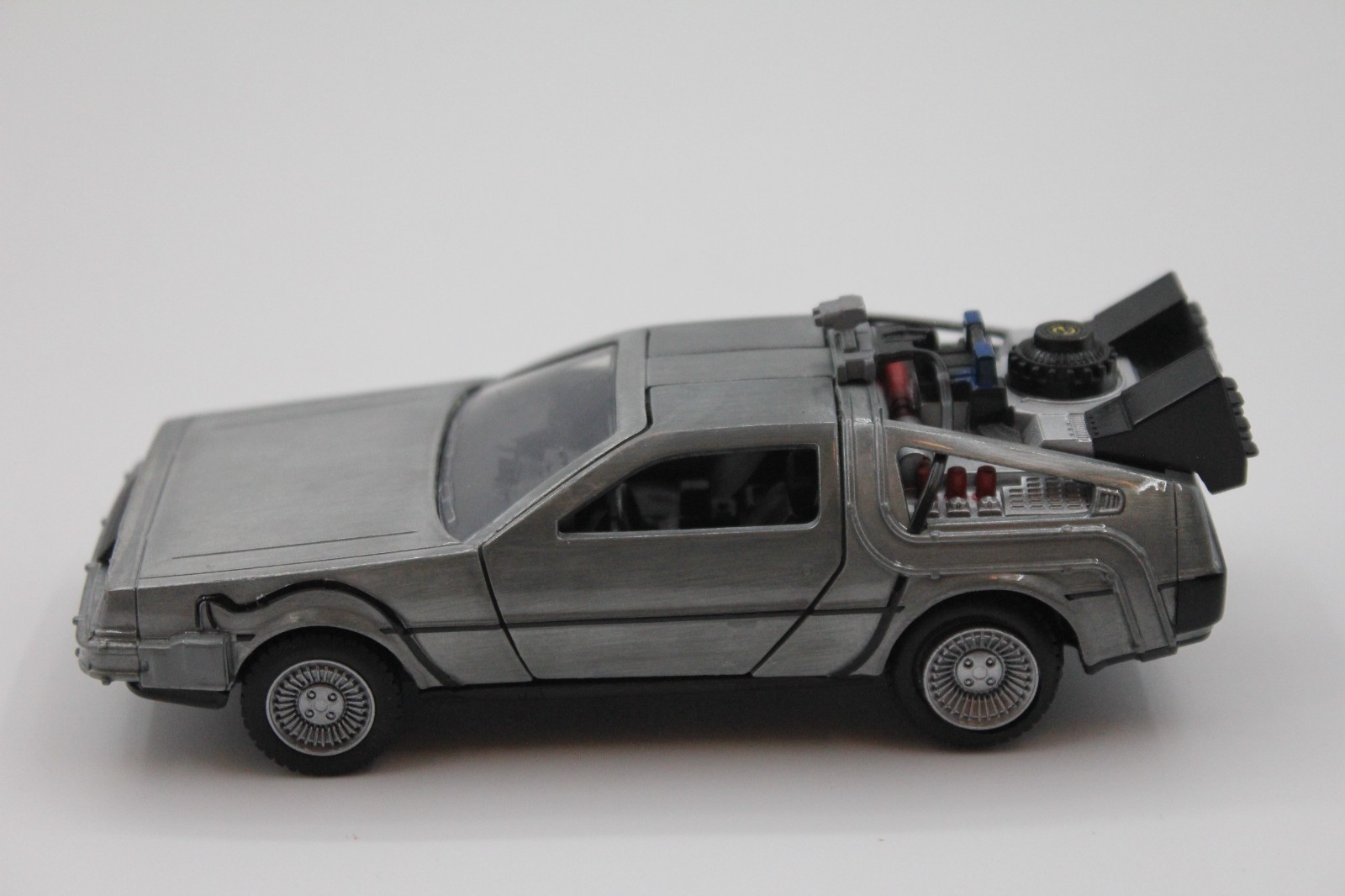 JADA TOYS. BACK TO THE FUTURE ll TIME MACHINE DIE-CAST MOVIE CAR NEW. 1/32 scale