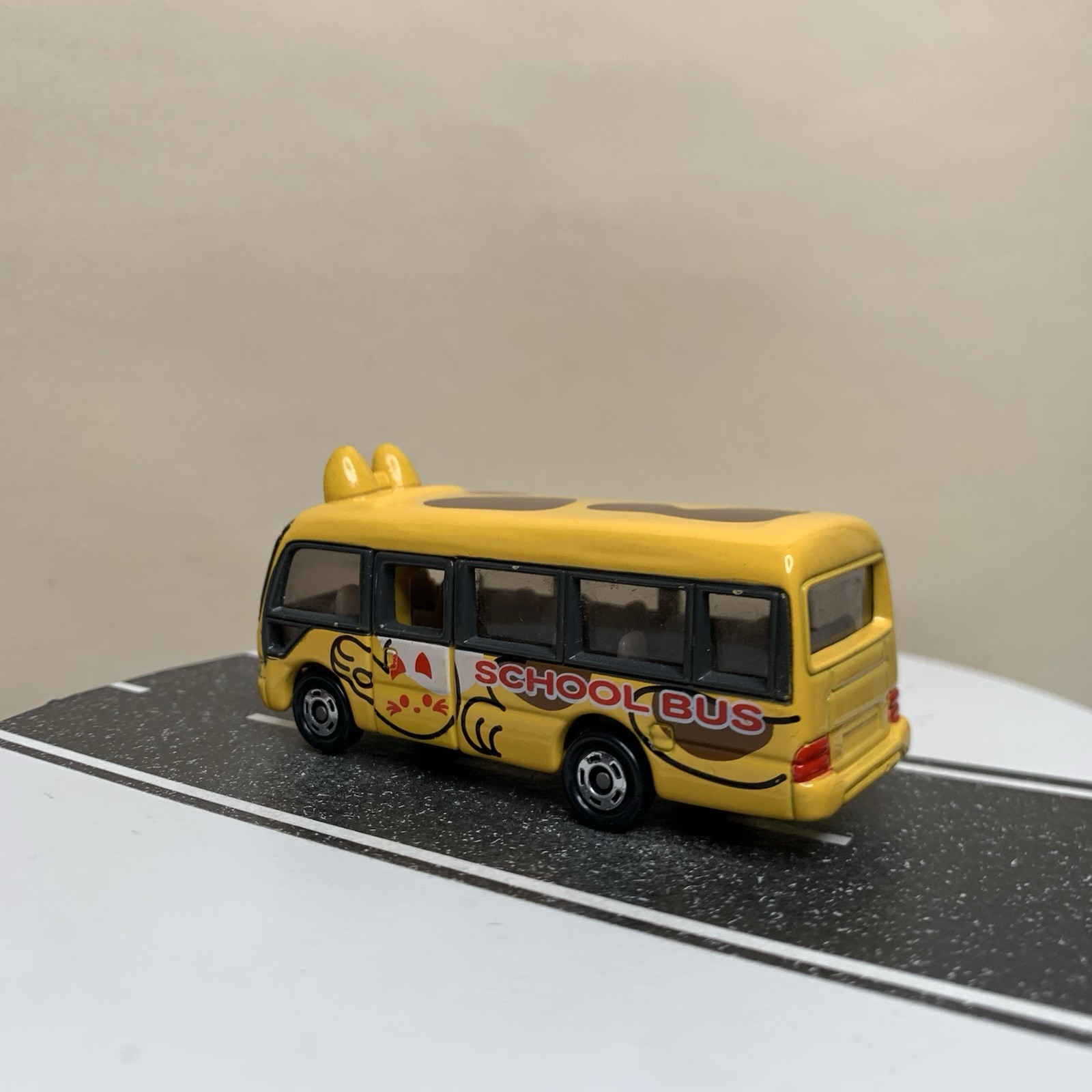 Tomy Tomica #92 Toyota Coaster Kindergarten Cat Animal School Bus Yellow 1/89