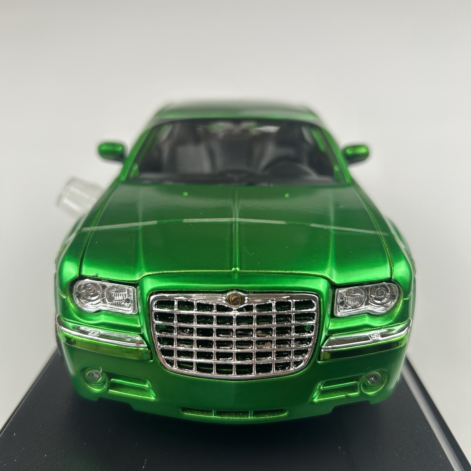 2005 Chrysler HEMI 300C Green 1:18 Diecast Model Car Maisto Special Edition
