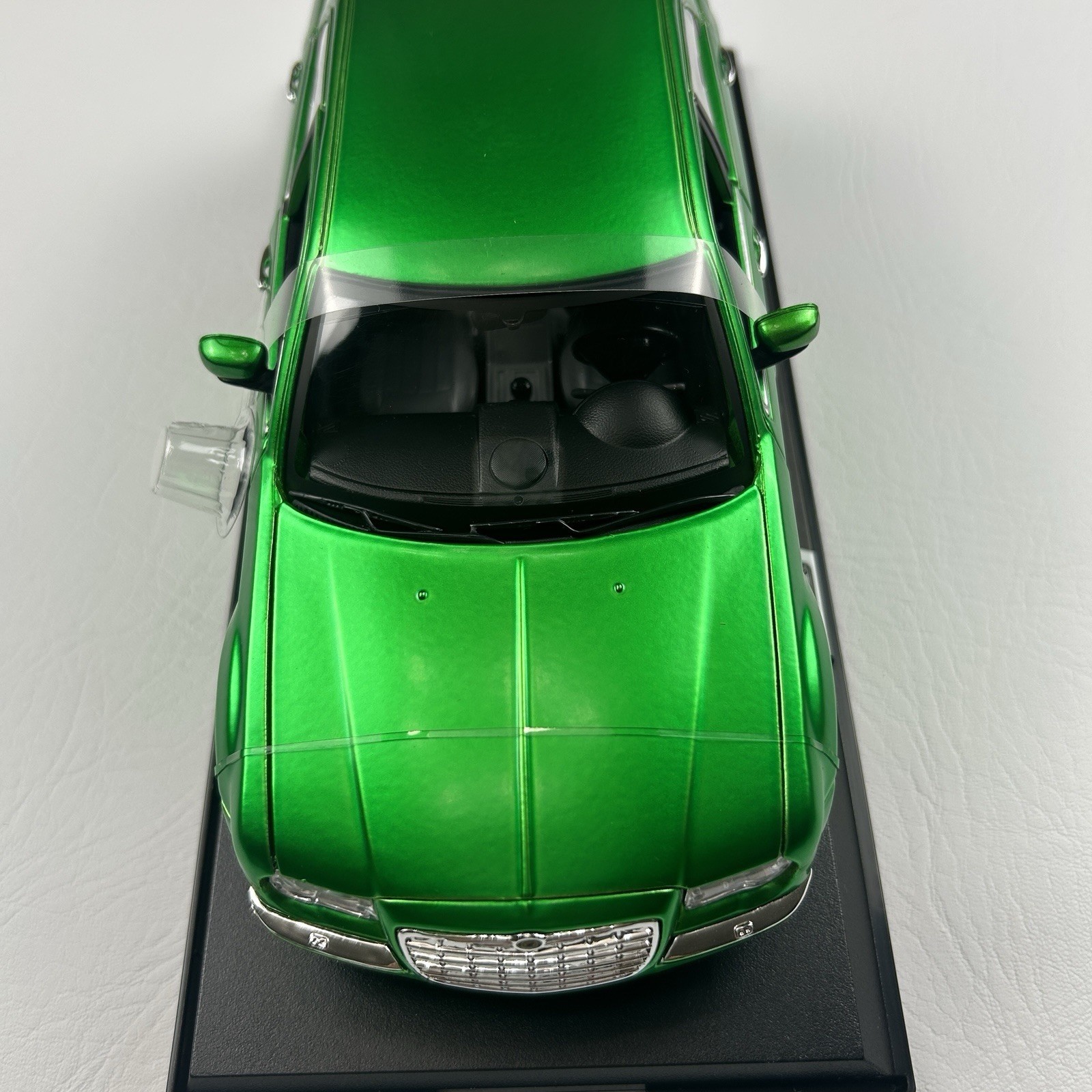 2005 Chrysler HEMI 300C Green 1:18 Diecast Model Car Maisto Special Edition