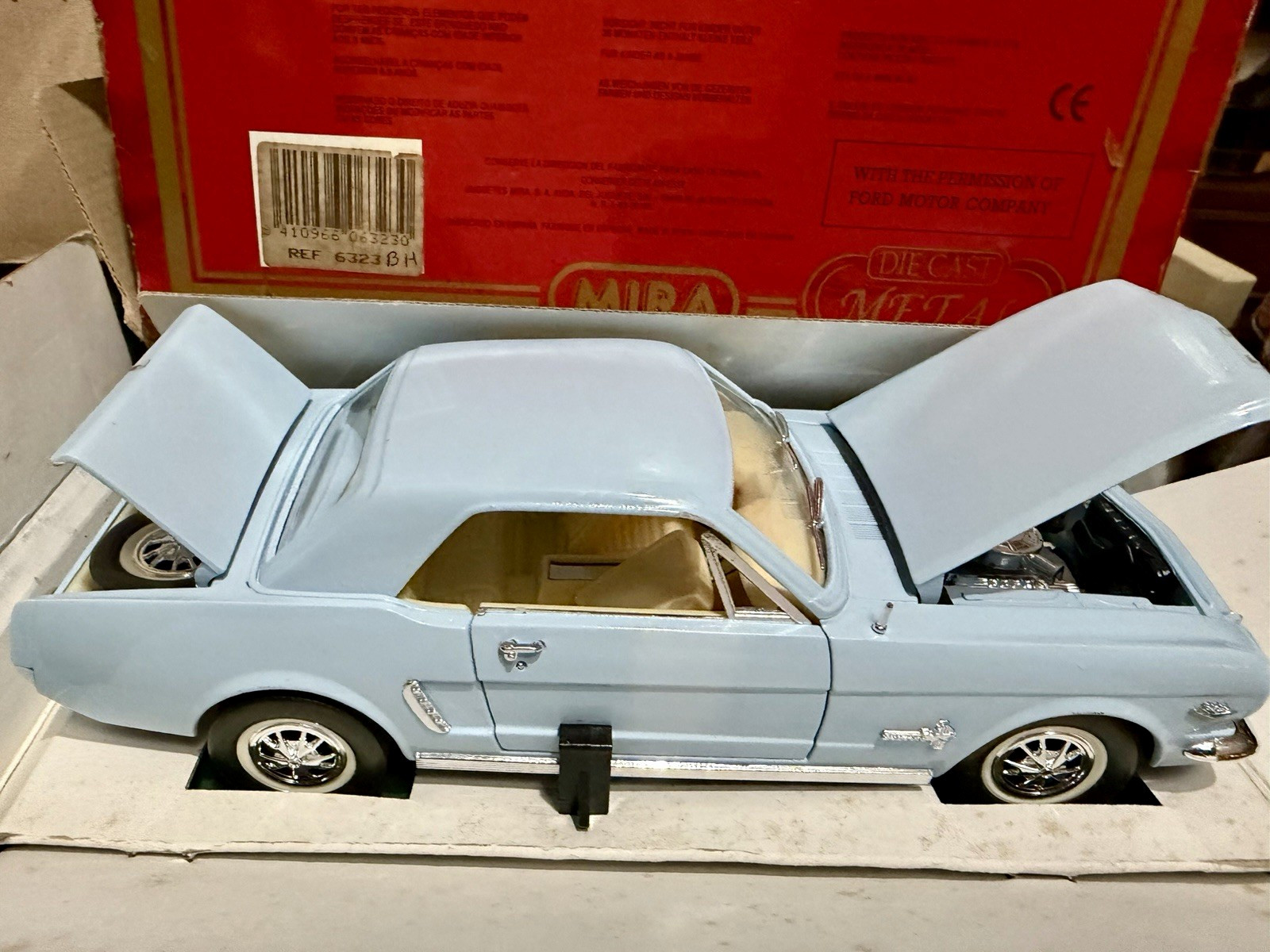 MIRA Golden Line 1:18 1965 Ford Mustang Light Blue Diecast Opening Parts