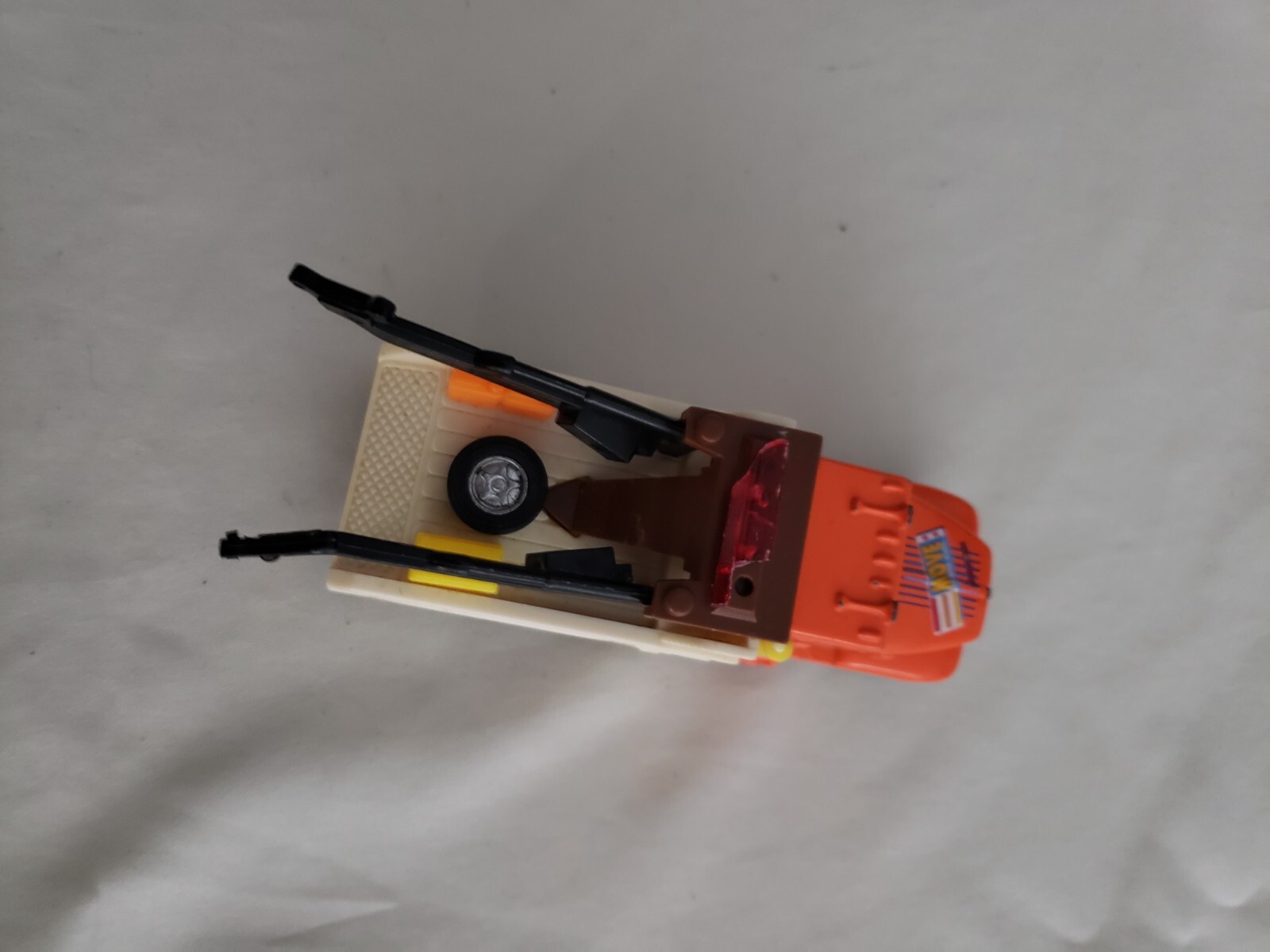 Kintoy Tow Truck Wrecker – 4.75″ – NON WORKING Friction Truck AS IS
