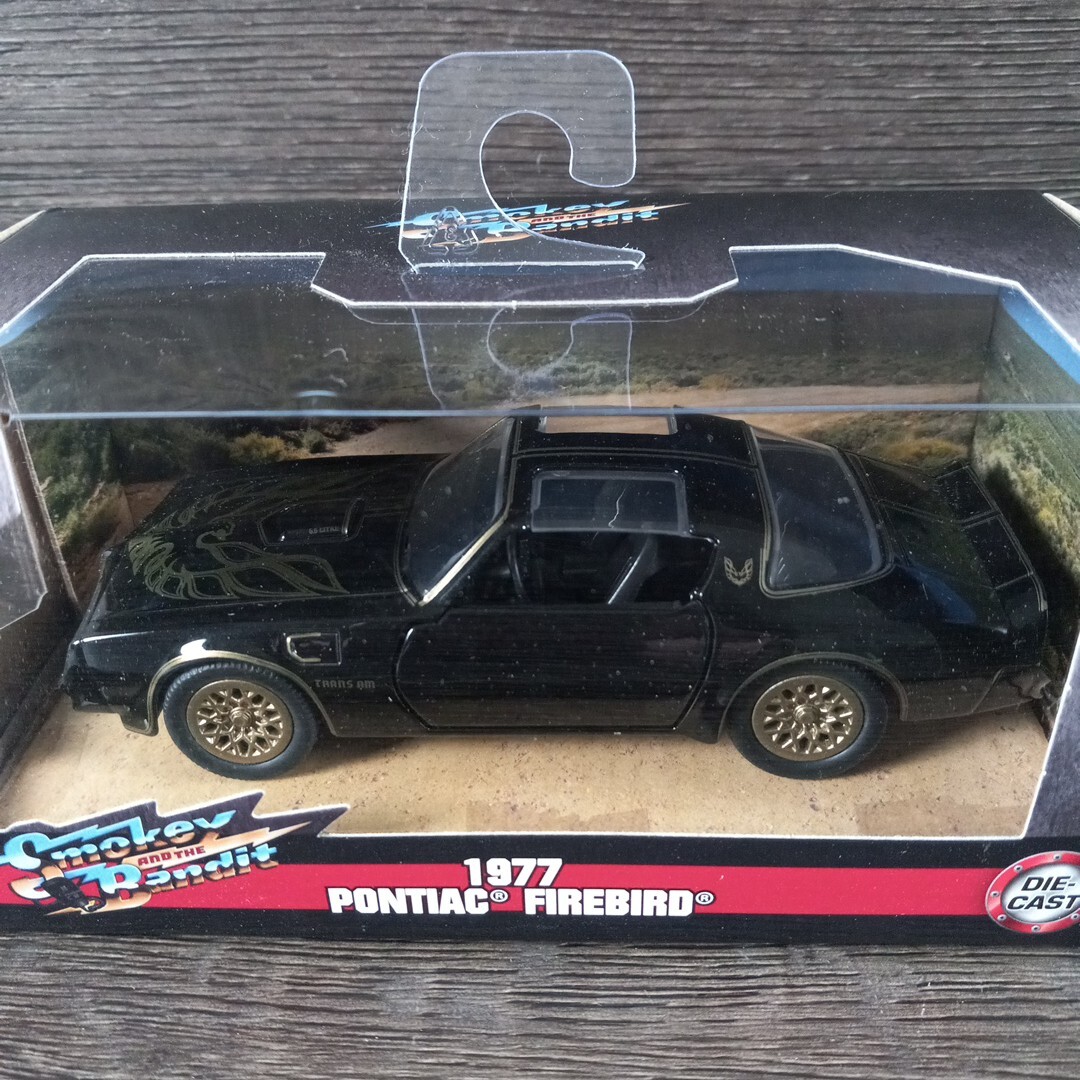 Jada 1977 Pontiac Firebird Trans Am Die-Cast Model Smokey and the Bandit