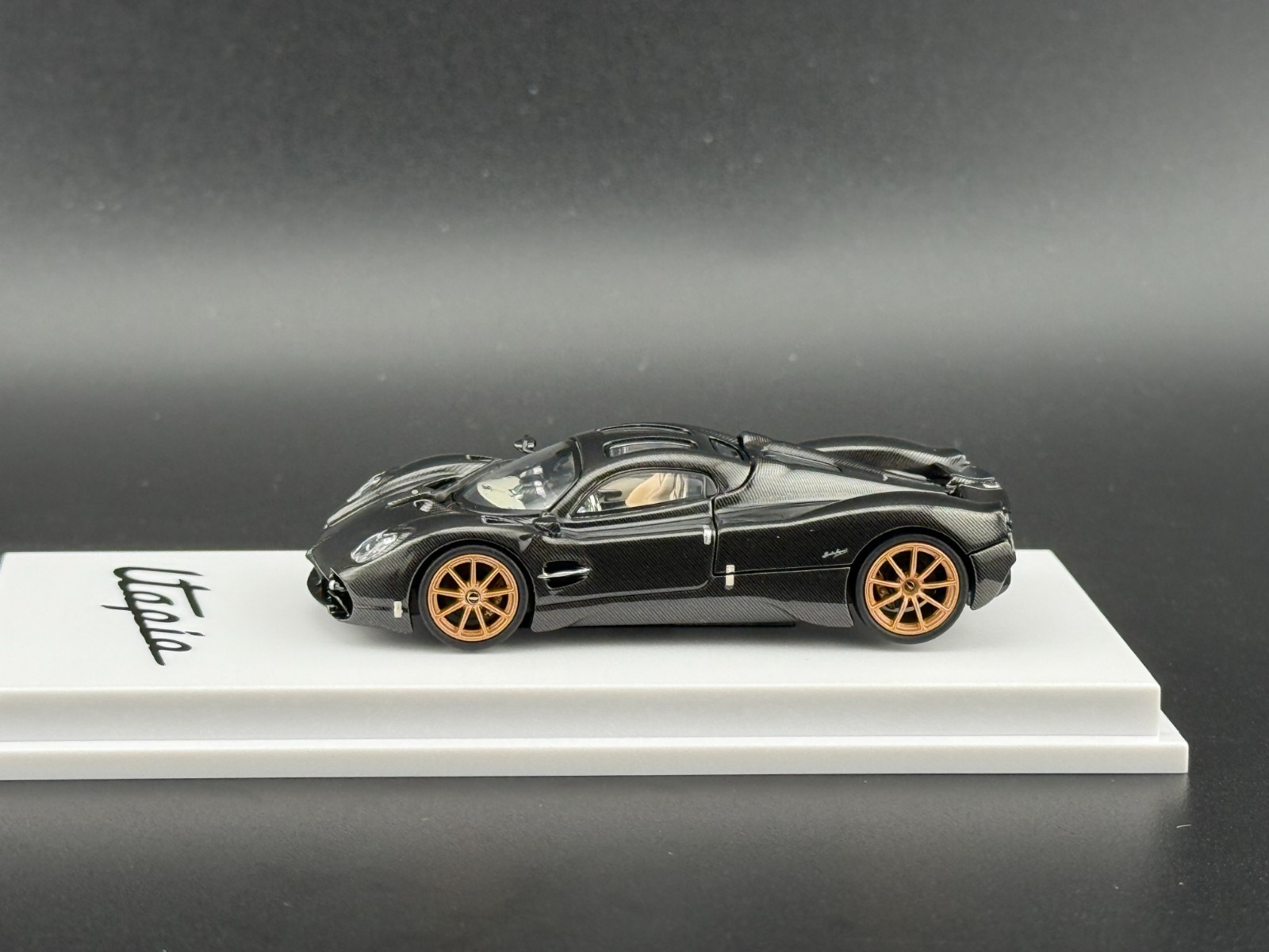 CM Model Pagani Utopia Full Carbon 1/64