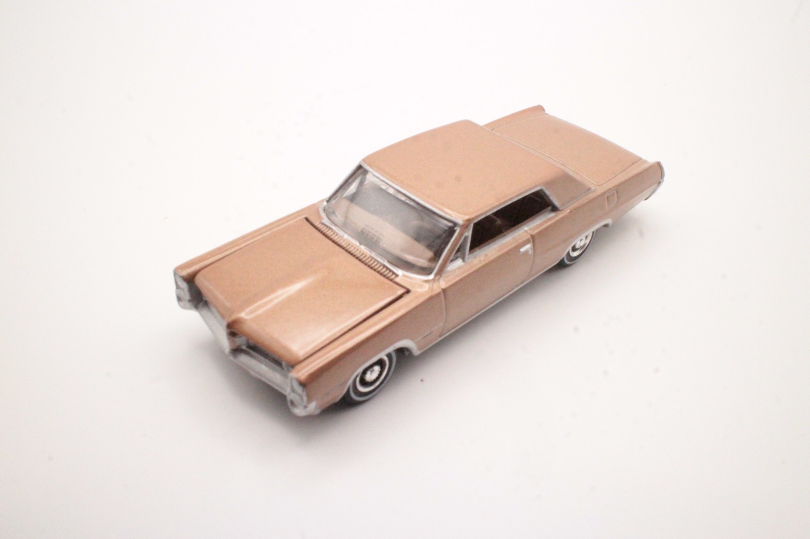Auto World 1965 Pontiac Catalina 2+2 Samoan Bronze Metallic 1:64 Loose Diecast