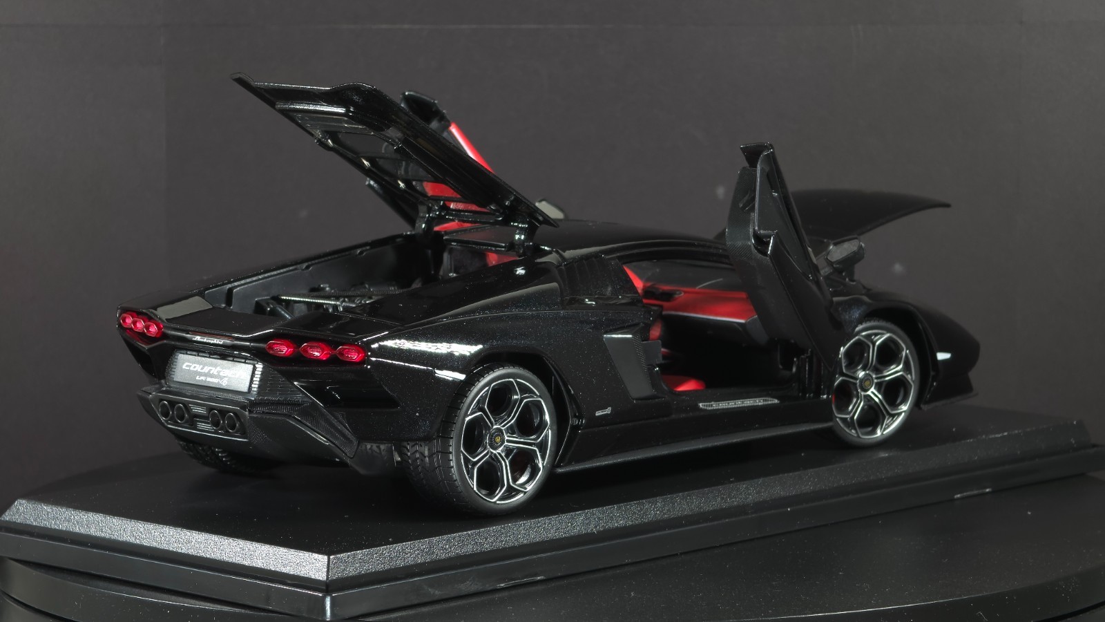 Lamborghini Countach LPI 800-4 1:18 Maisto Exclusive Style Special Edition Black