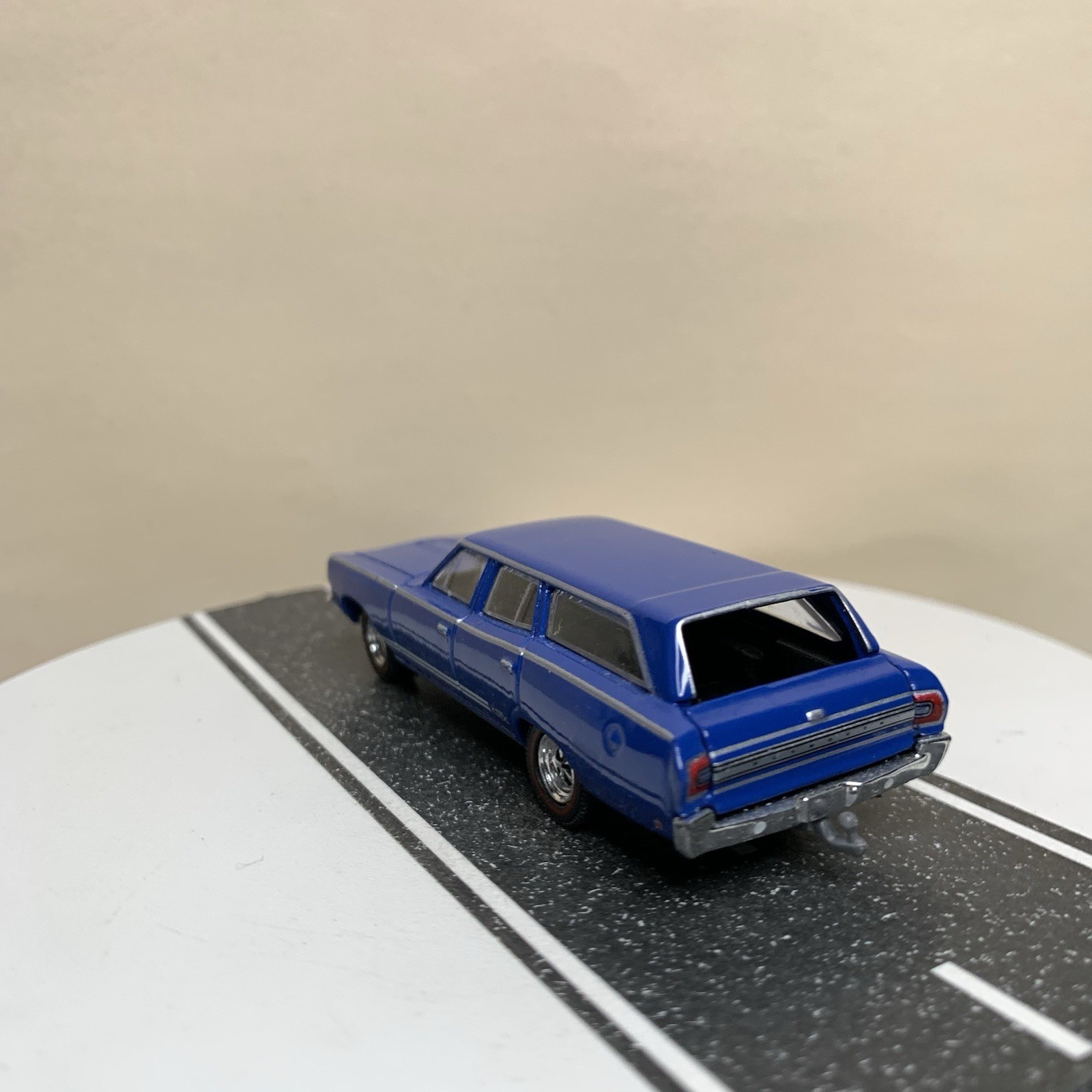 Greenlight Estate Wagons 1968 Plymouth Satellite GTX Tribute Wagon Blue 1:64 NM
