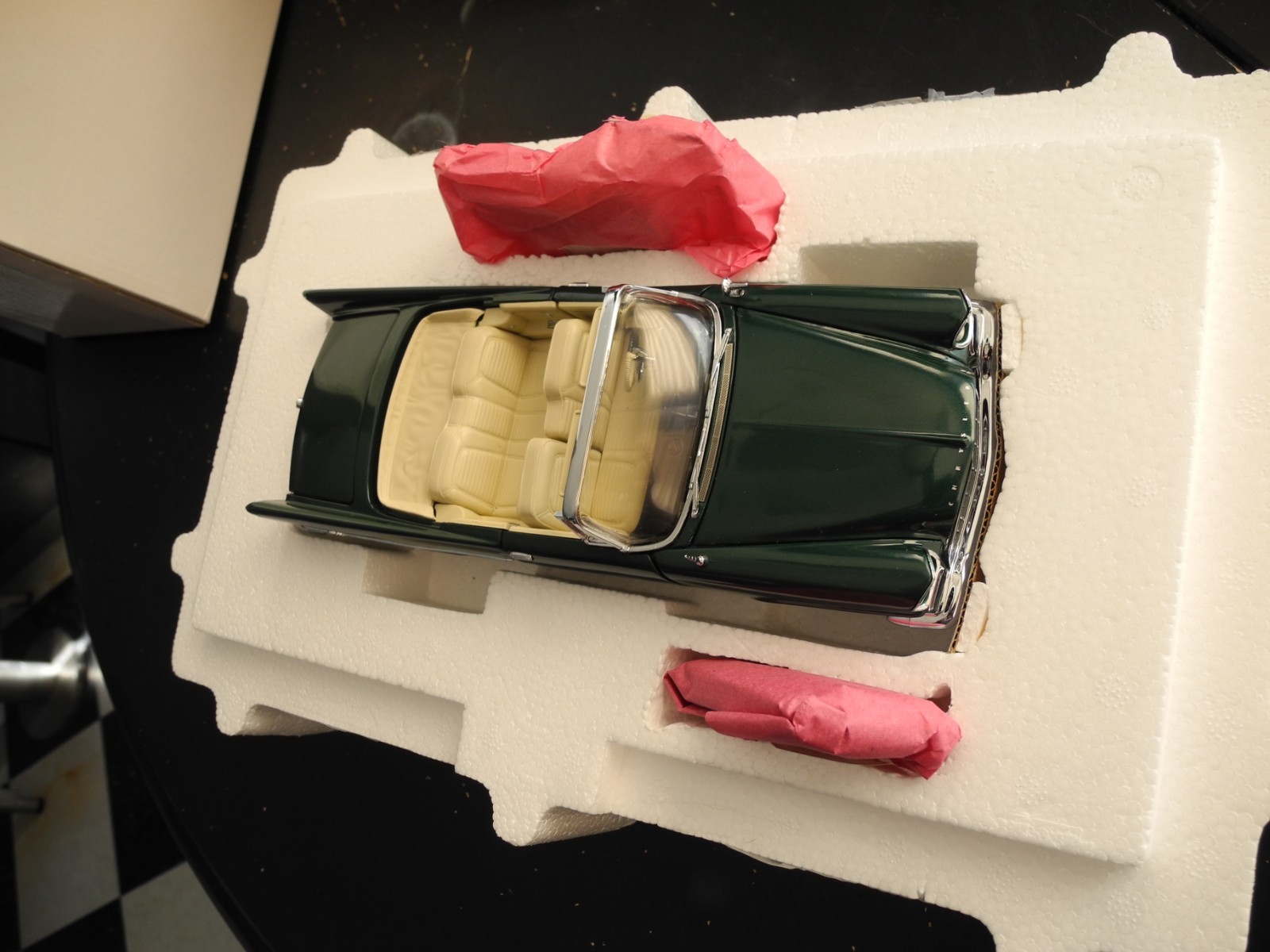 ULTRA RARE Franklin Mint Main Street CHRYSLER 300C, 1:24 Hard to Find!