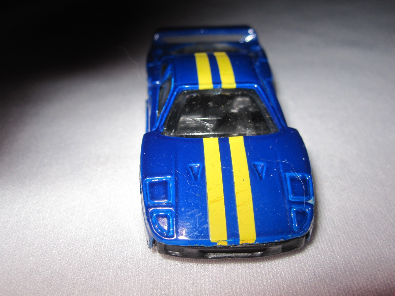 Diecast Ferrari F40 blue and yellow