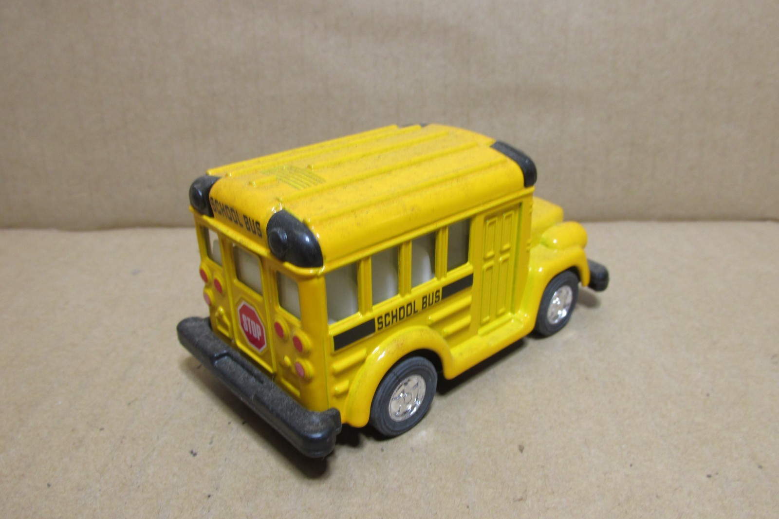 APPROXIMATELY O SCALE, KINTOY, DIECAST SHORT SCHOOL BUS