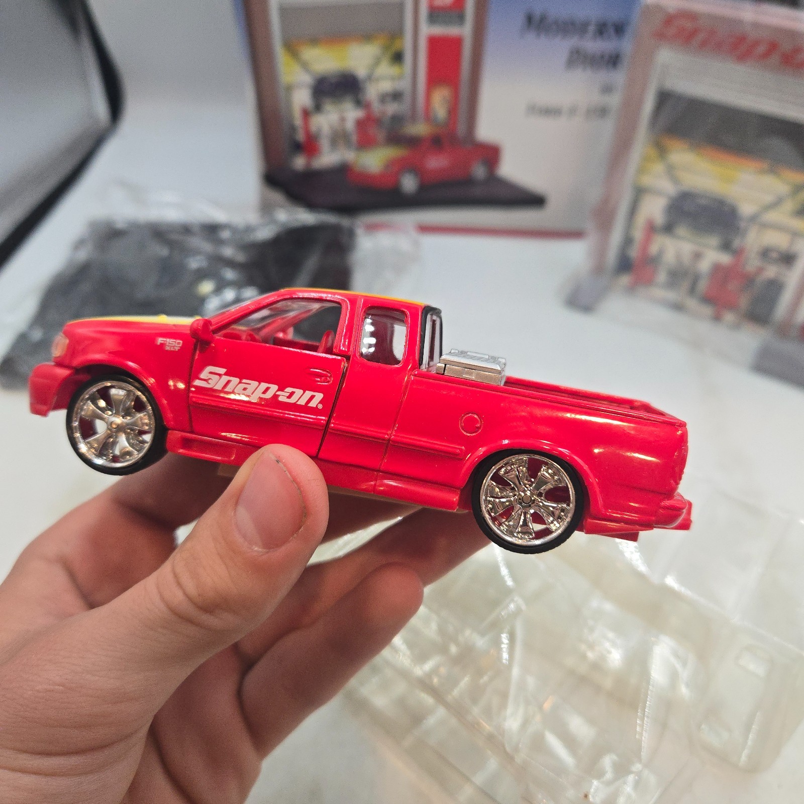 Snap-on Modern Garage Diorama Ford F-150 Super Cab
