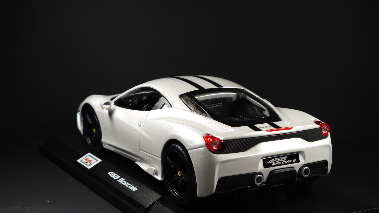 458 Speciale 1:18 Maisto Exclusive Style Special Edition – White