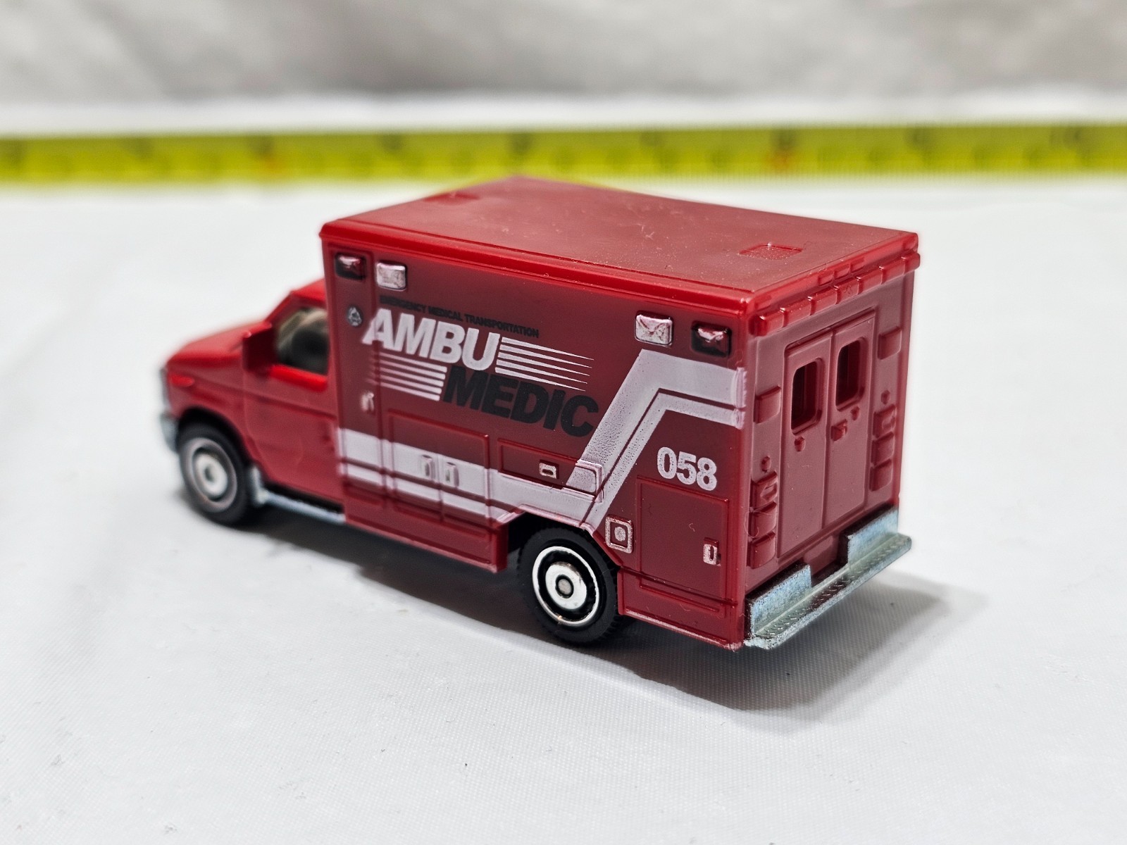 Matchbox Ford E-350 Ambulance 2009