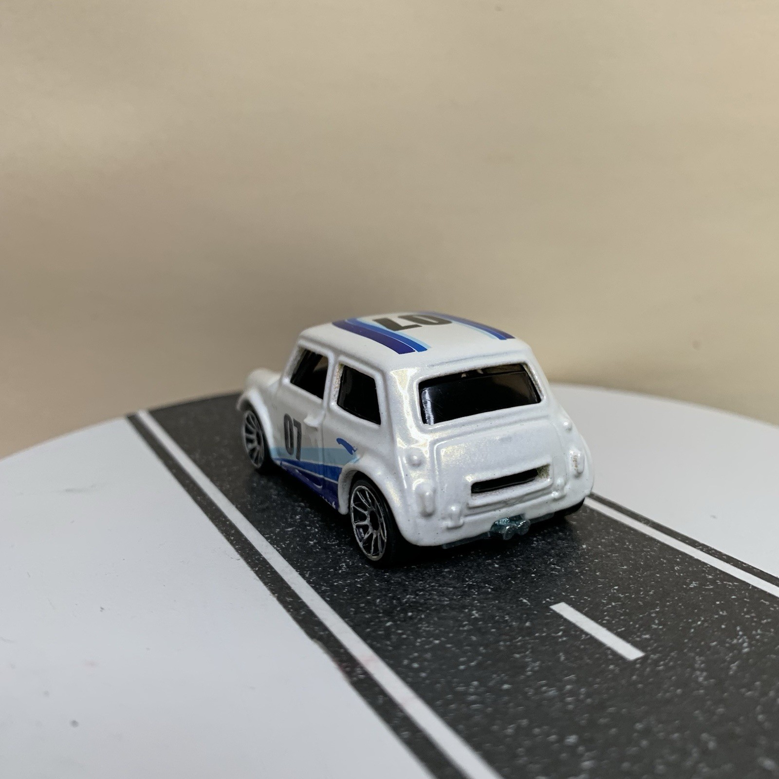 2007 Hot Wheels Pop Offs Series #1/4 #37 Morris Mini White w/Chrome 10 Sp Wheels