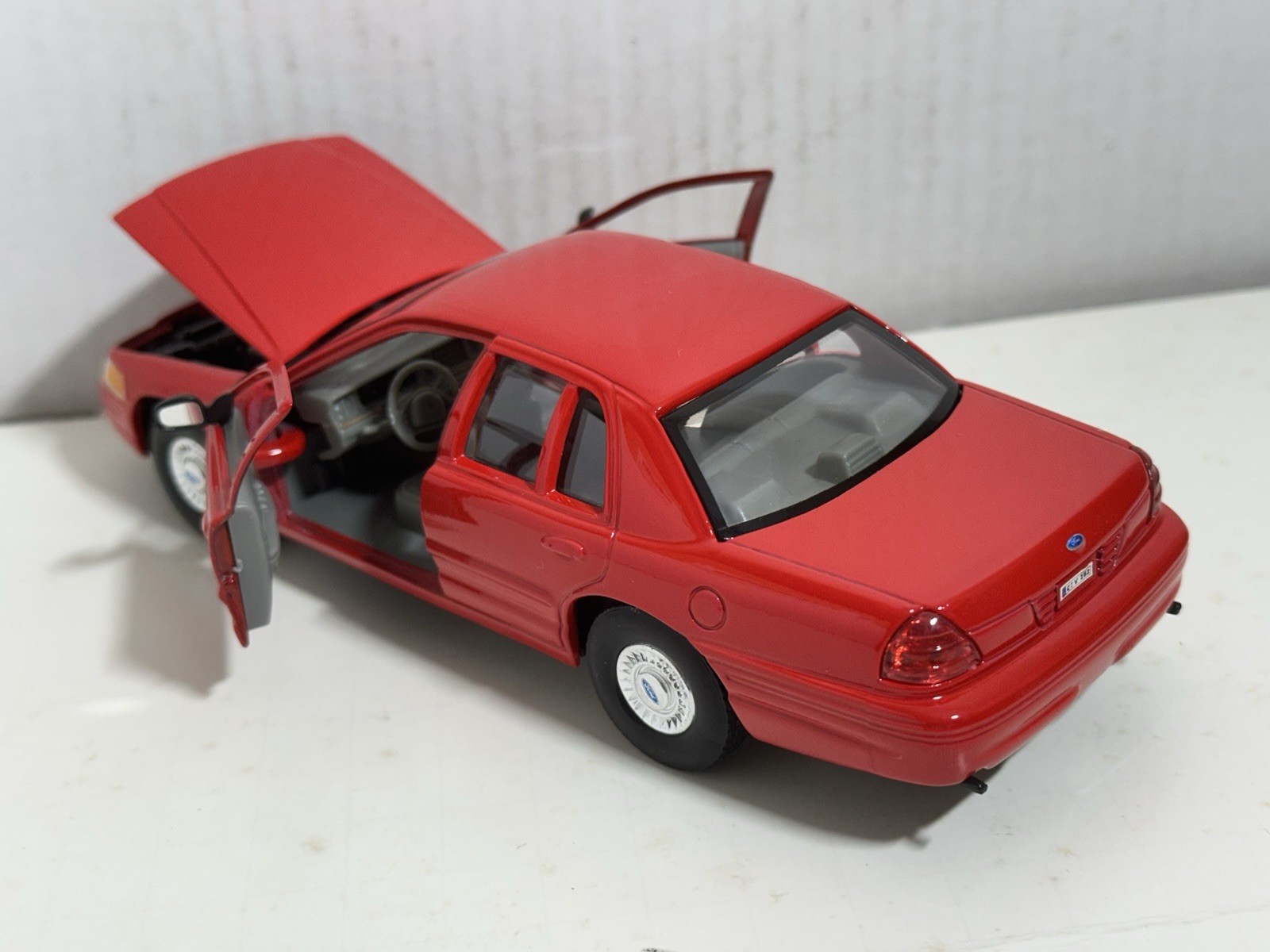 WELLY 1999 FORD CROWN VICTORIA RED 1:24 DIECAST MODEL NEW NO BOX