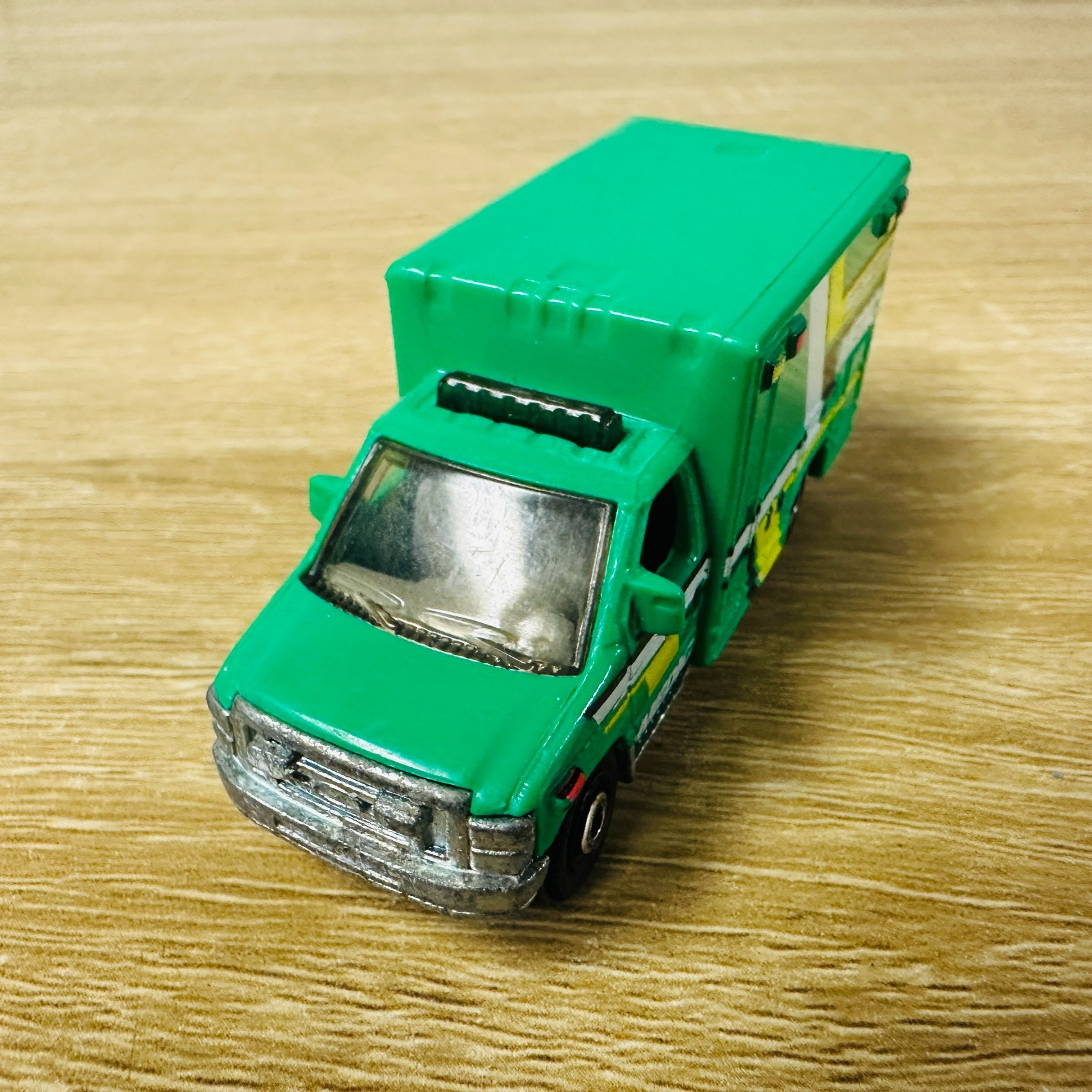 Ford E350 Ambulance 2009 Green Yellow White Medic MB944 Heroic Rescue 2016