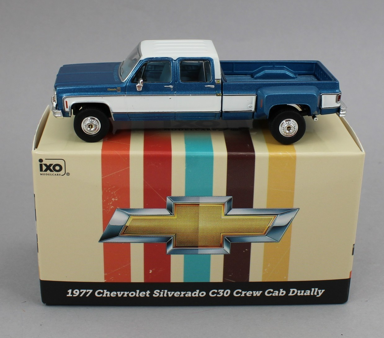 1:64 IXO Models *BLUE & WHITE* 1977 Chevrolet Silverado C30 Dually Pickup Truck