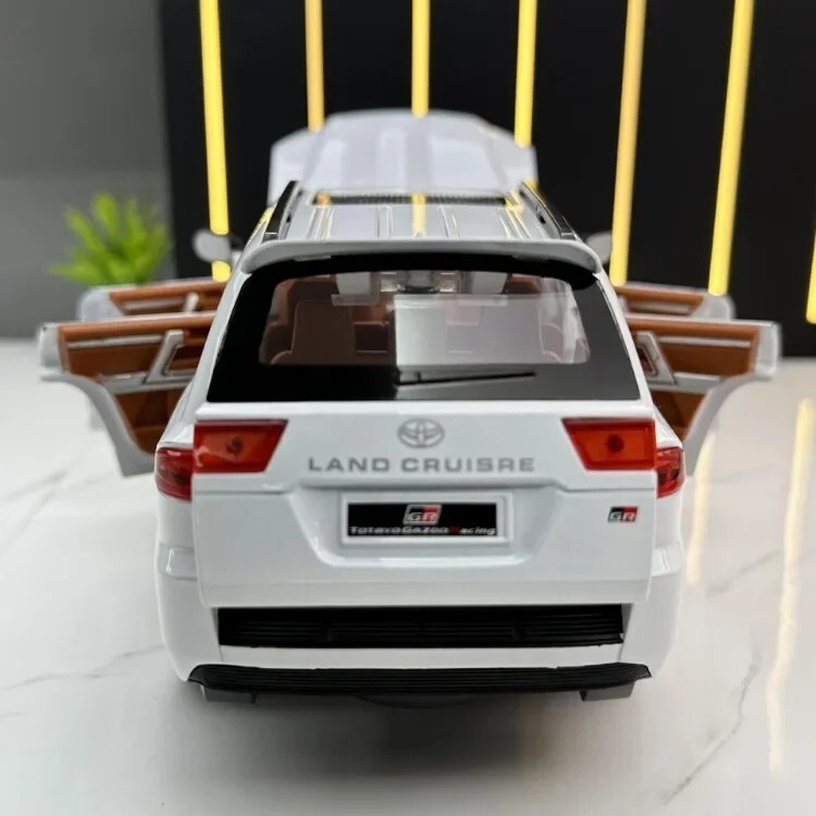 TOYOTA LAND CRUISER GT Model car Black 1:24 SUV