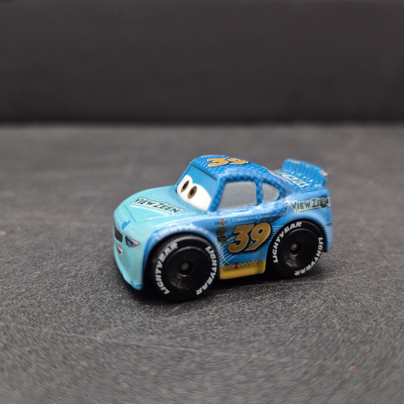 Disney Pixar Cars Mini Racers Mixed Lot of 16 Die-Cast Vehicles/Lightning McQue