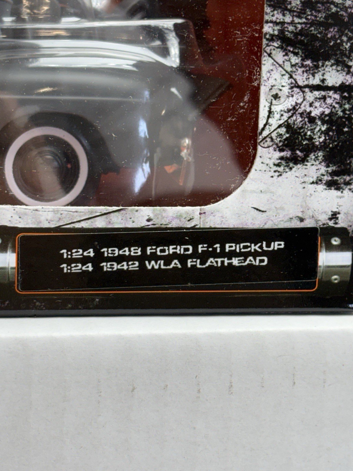 Maisto H-D Custom – 1:24 Scale Gray 48 Ford F1 & 42 WLA Flathead – Harley