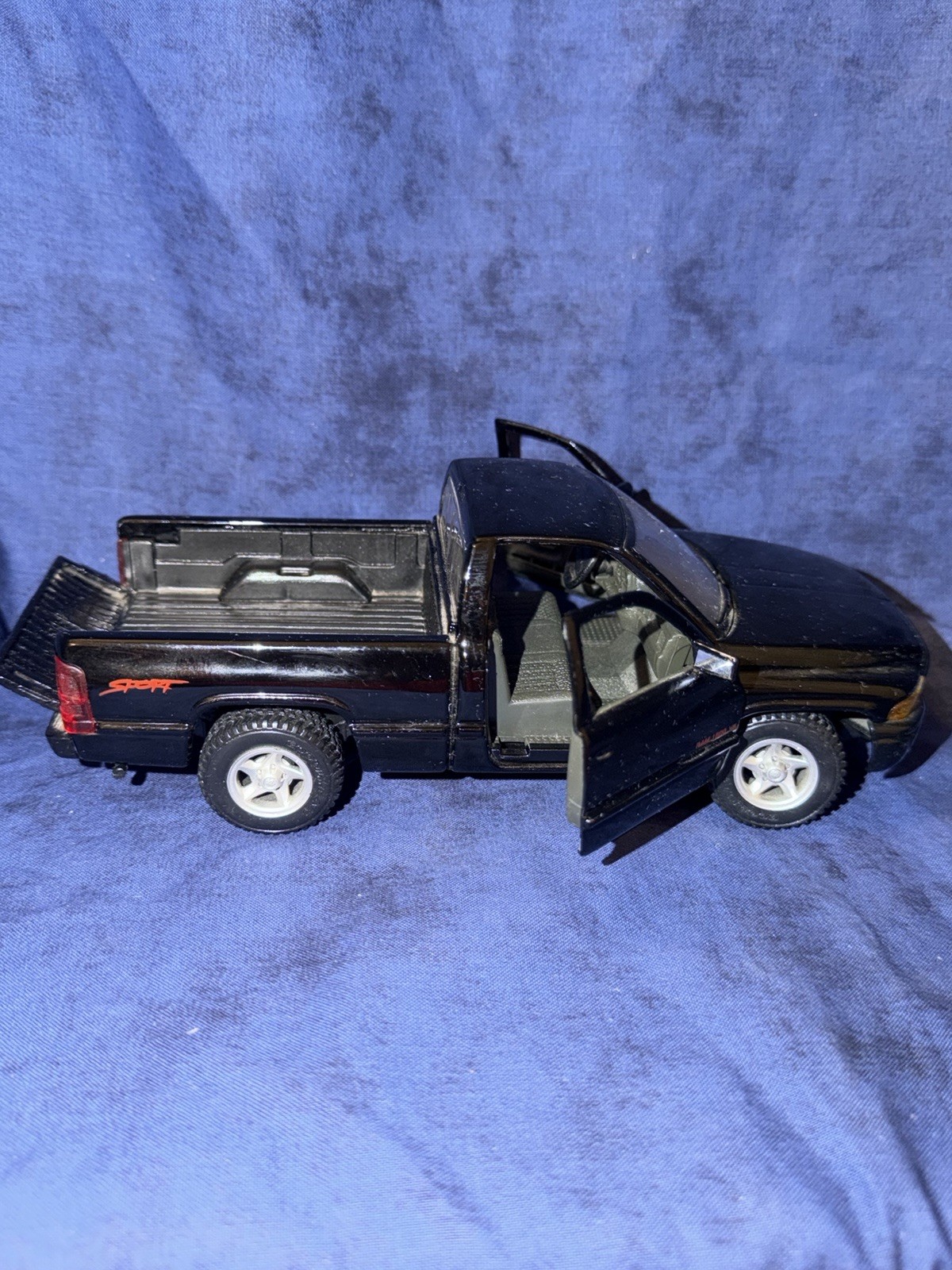 Dodge Ram 1500 V8 Sport 1/26-Black-Made by Maisto