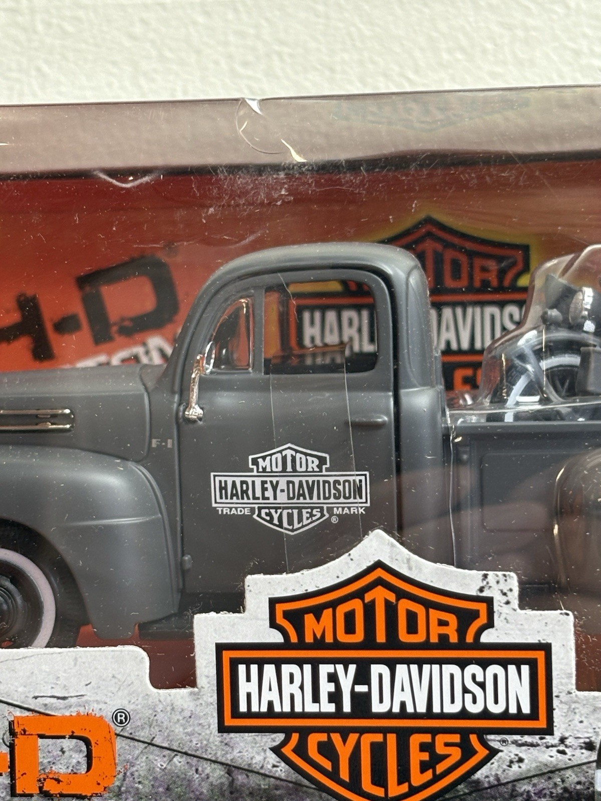 Maisto H-D Custom – 1:24 Scale Gray 48 Ford F1 & 42 WLA Flathead – Harley