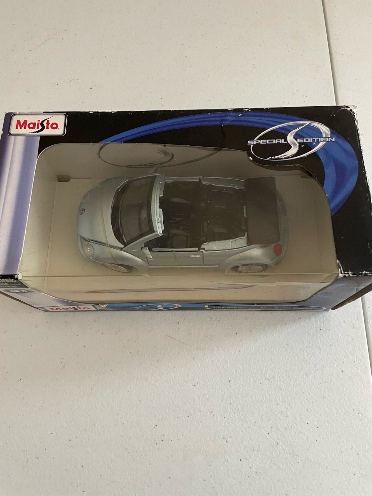 Maisto Volkswagen New Beetle Cabriolet Diecast 1:25 Light Blue