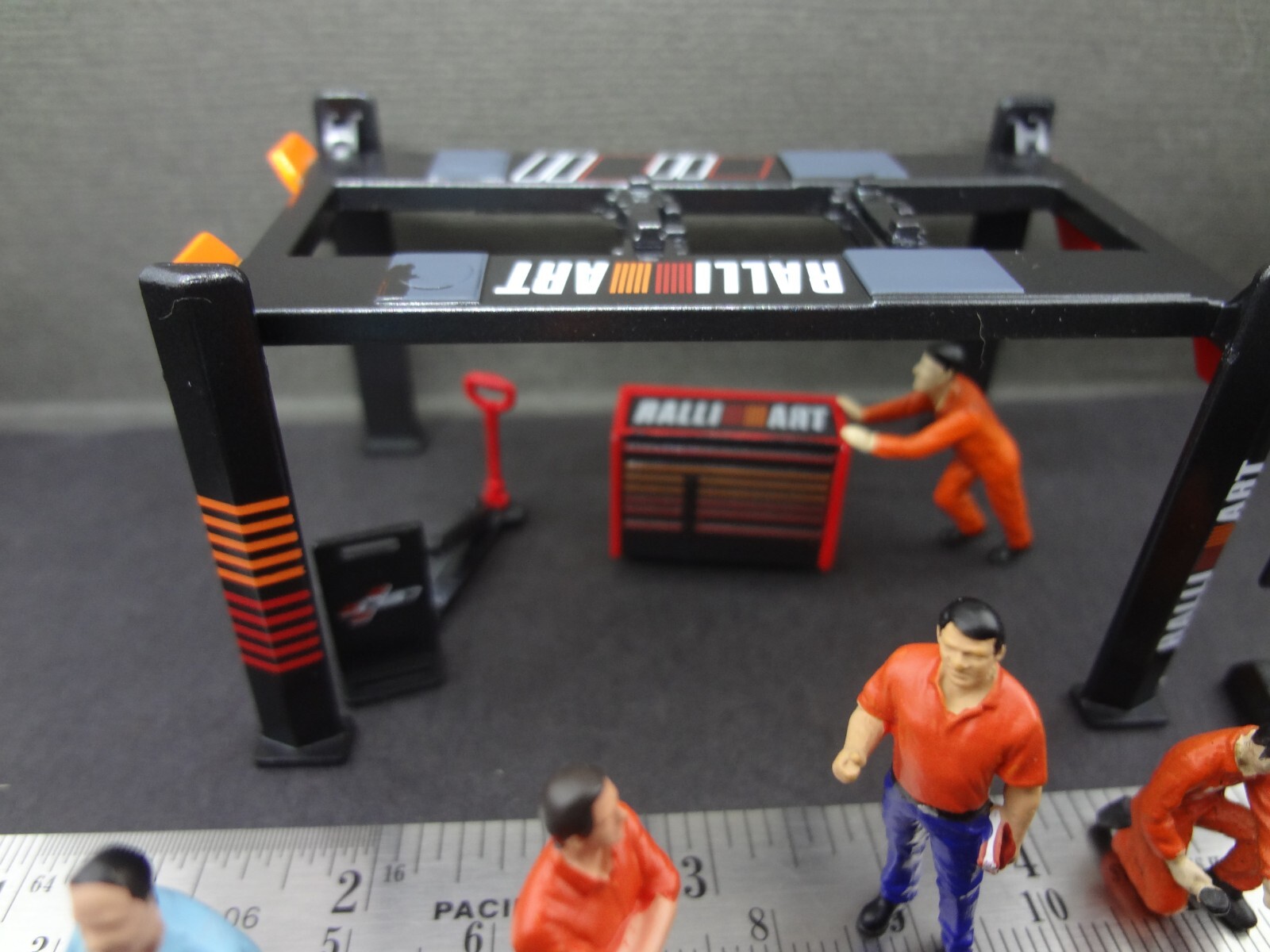 1:64 black/red/orange Garage tool set w/ mechanics & bossmen figures+ stickers