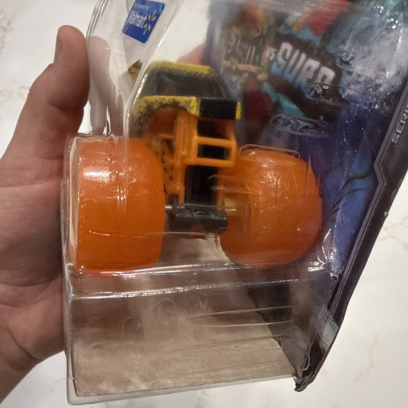 Spin Master Monster Jam Earth Shaker Truck 1:64 Earth Vs Surf Walmart Exclusive.