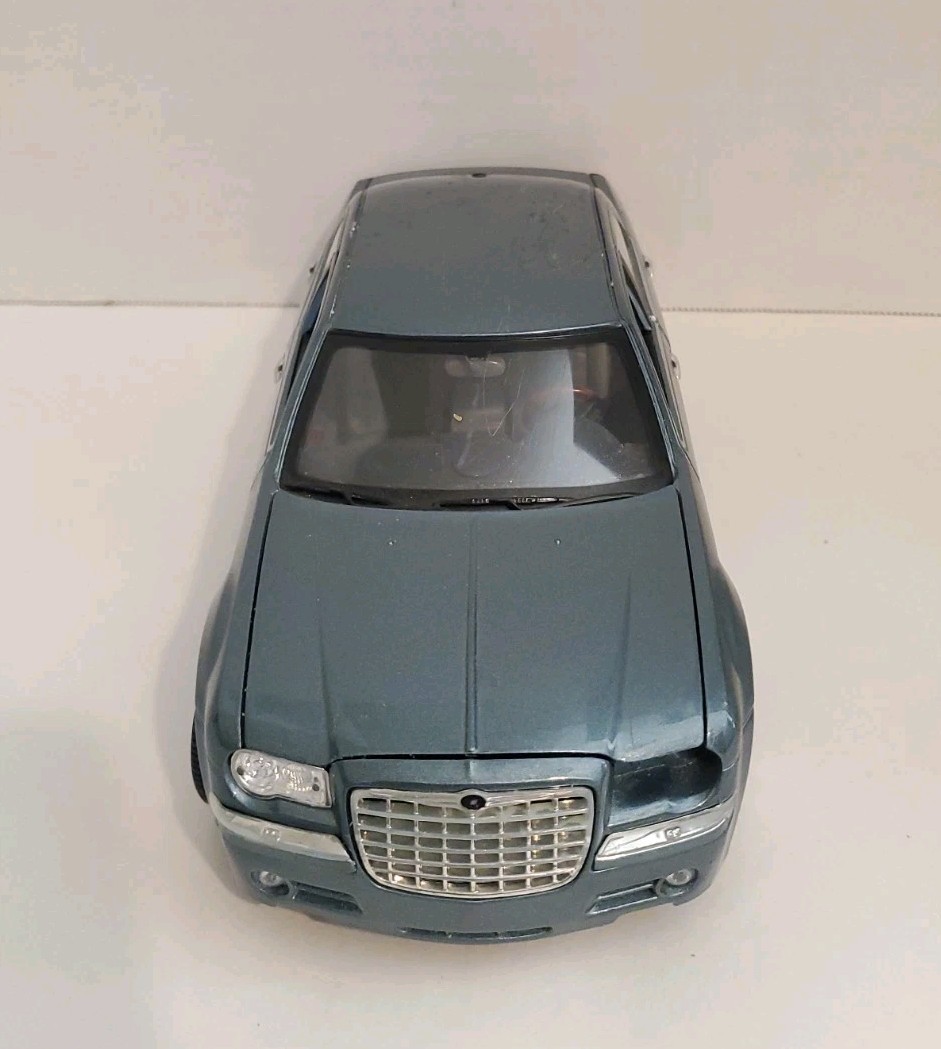 Maisto 2005 Chrysler 300C Hemi Teal 1/18 Scale Die Cast Model Car