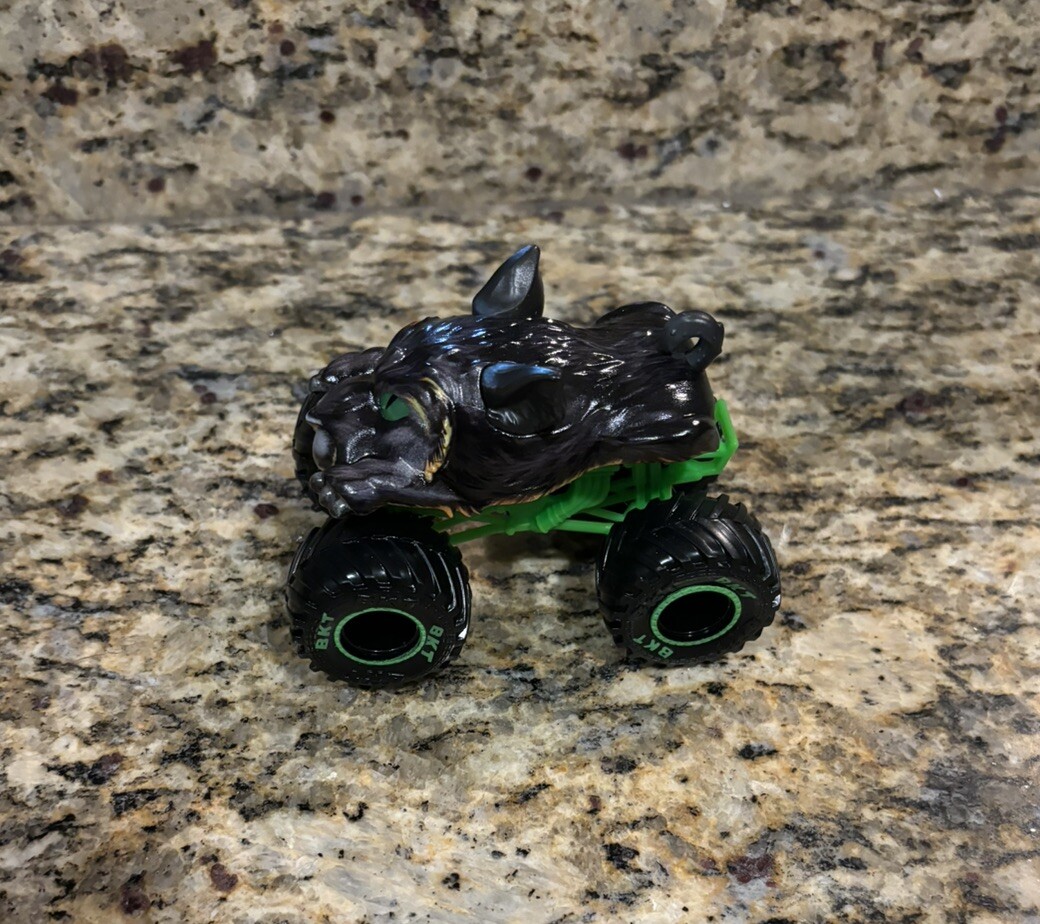 LIMITED EDITION 2024 Spin Master Monster Jam Halloween BLACK CAT Truck New 1:64
