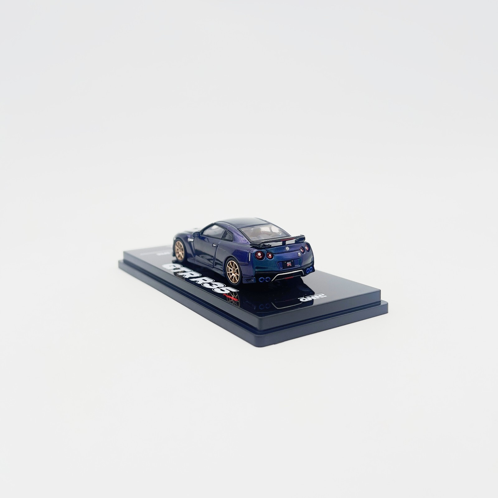 INNO64 1:64 Nissan GT-R R35 T-Spec Magic Purple