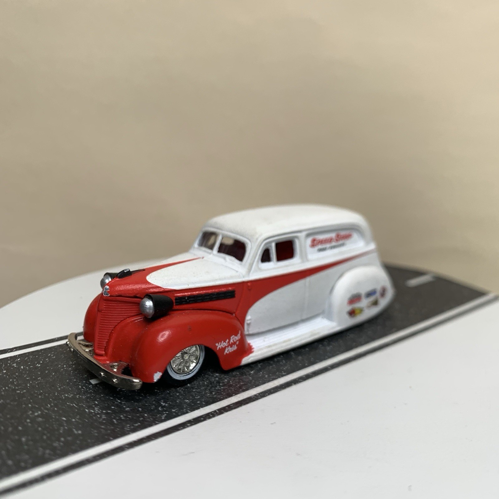 Jada Toys Road Rats Series 1939 Chevy Sedan Delivery Speed Shop White/Red 1:64