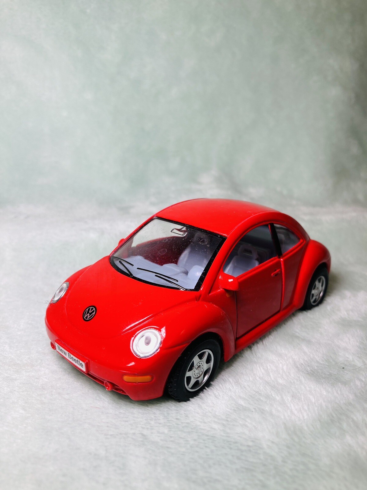 Kintoy – 1:32 Scale Red Volkswagen New Beetle Bug Pullback Racer