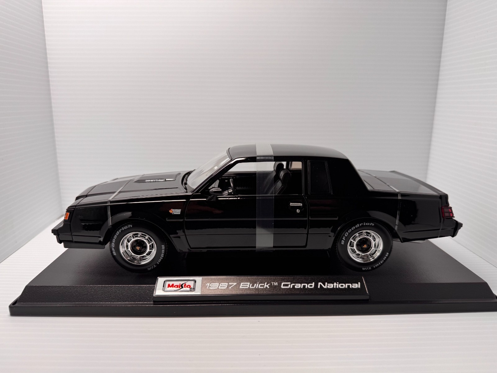 1987 BUICK REGAL GRAND NATIONAL BLACK 1/18 DIECAST MODEL CAR MAISTO 31479