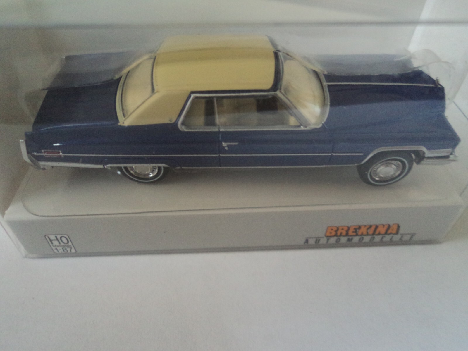 BREKINA 1972 CADILLAC DEVILLE DARK BLUE HO 1/87 PLASTIC