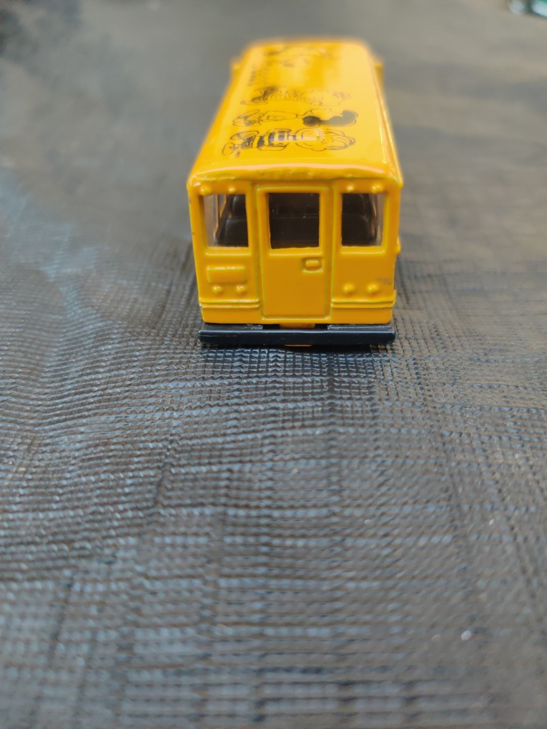 Snoopy & Peanuts Gang Yellow DiecastToy School Bus Collectible Vehicle, pullback