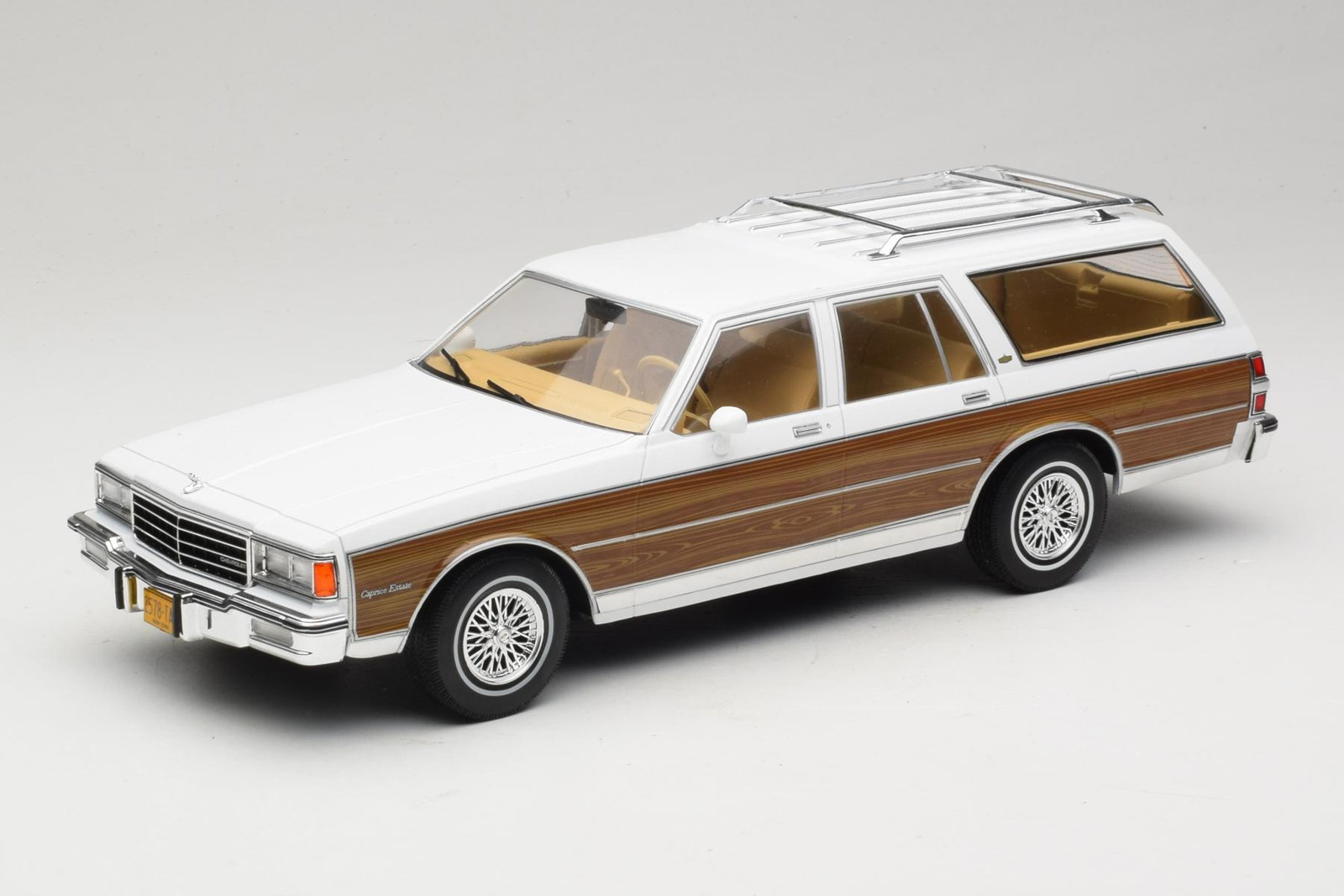 Chevrolet Caprice Estate Wagon White 1:18 MCG | MCG18475