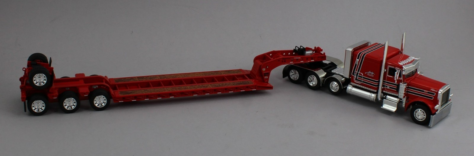 DCP 1:64 *ANTY TRUCKING* Peterbilt 379 63″ Flattop w/Tri-Axle LOWBOY Trailer NIB