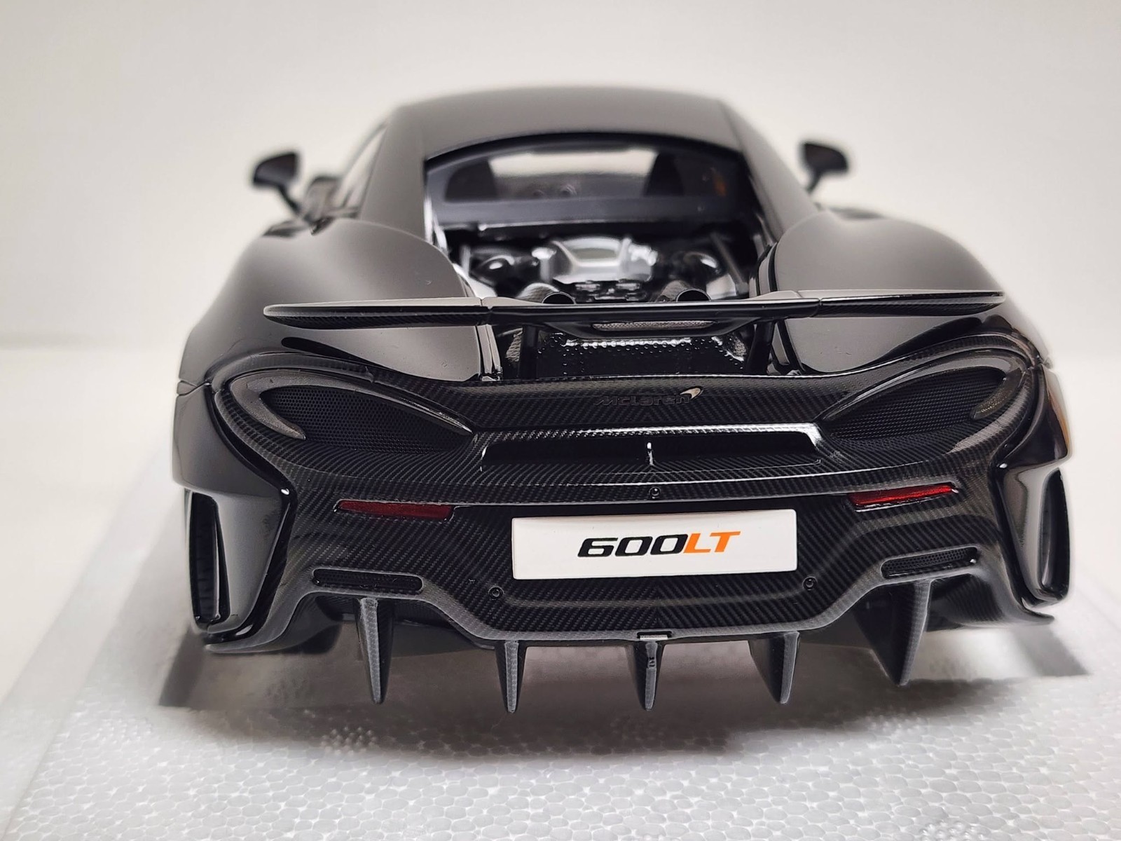 AUTOart – 1/18 die cast: McLaren 600LT, ONYX BLACK and orange inside.
