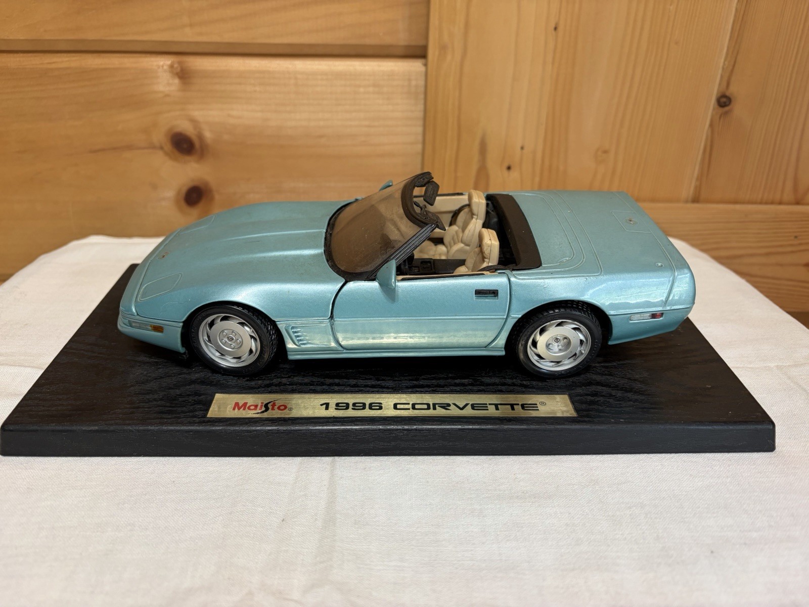 Maisto 1996 Blue Convertible Corvette 1:18 Die Cast Car With Stand