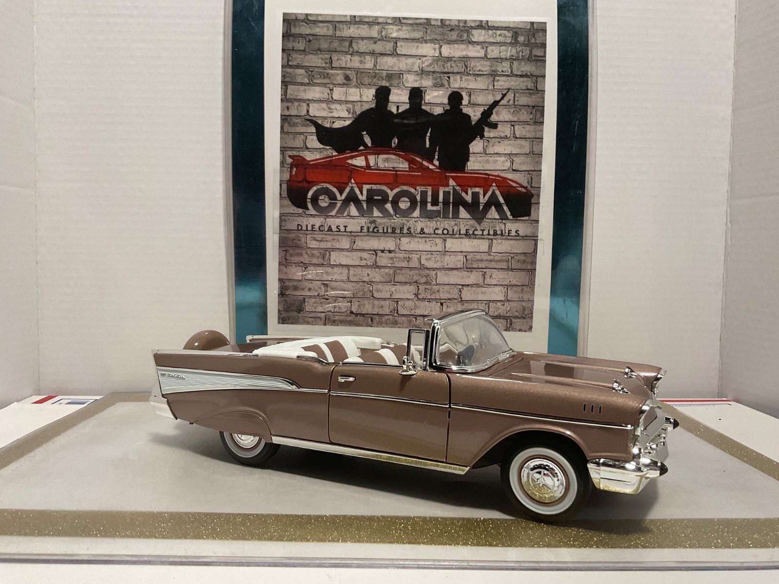1/18: ROAD SIGNATURE 1957 CHEVROLET BEL AIR BRONZE ON WHITE