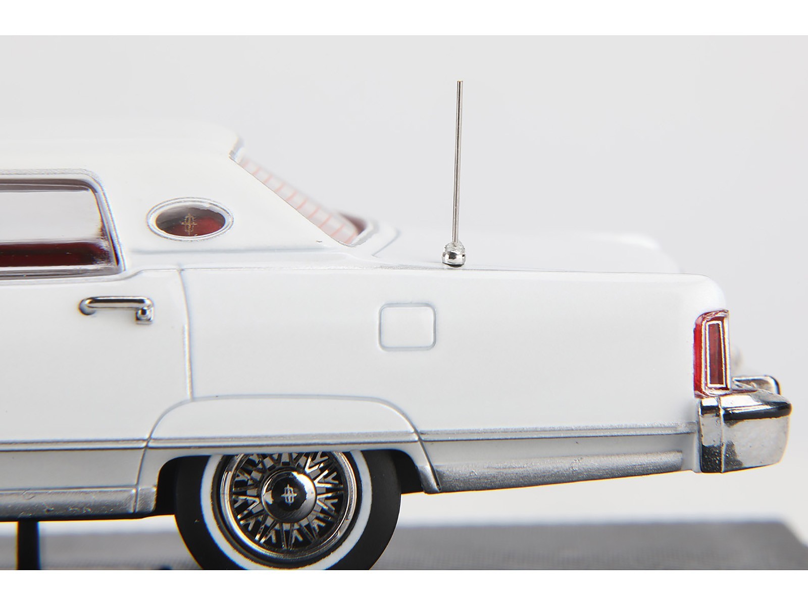 1979 LINCOLN CONTINENTAL TOWN CAR WHITE 1/64 DIECAST MODEL BY SUN STAR 60005