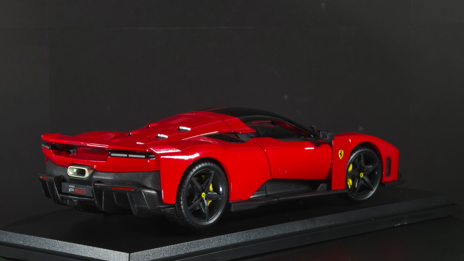 Ferrari F80 1:18 Maisto Exclusive Style Special Edition – red