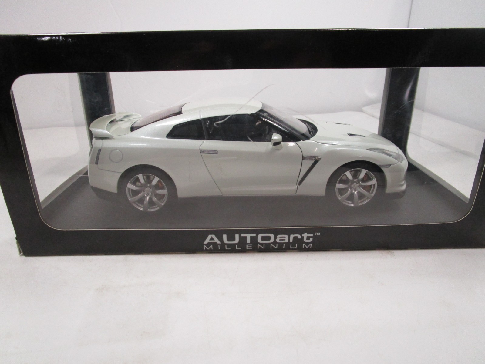 AUTOART 1/18 MILLENNIUM WHITE PEARL NISSAN GT-R *ISSUE* NOT PERFECT READ