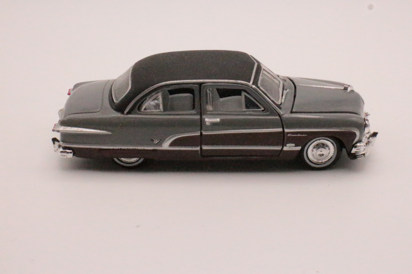 M2 Machines 1951 Ford Crestliner Sedan Bronze Green Vinyl Roof 1:64 Loose