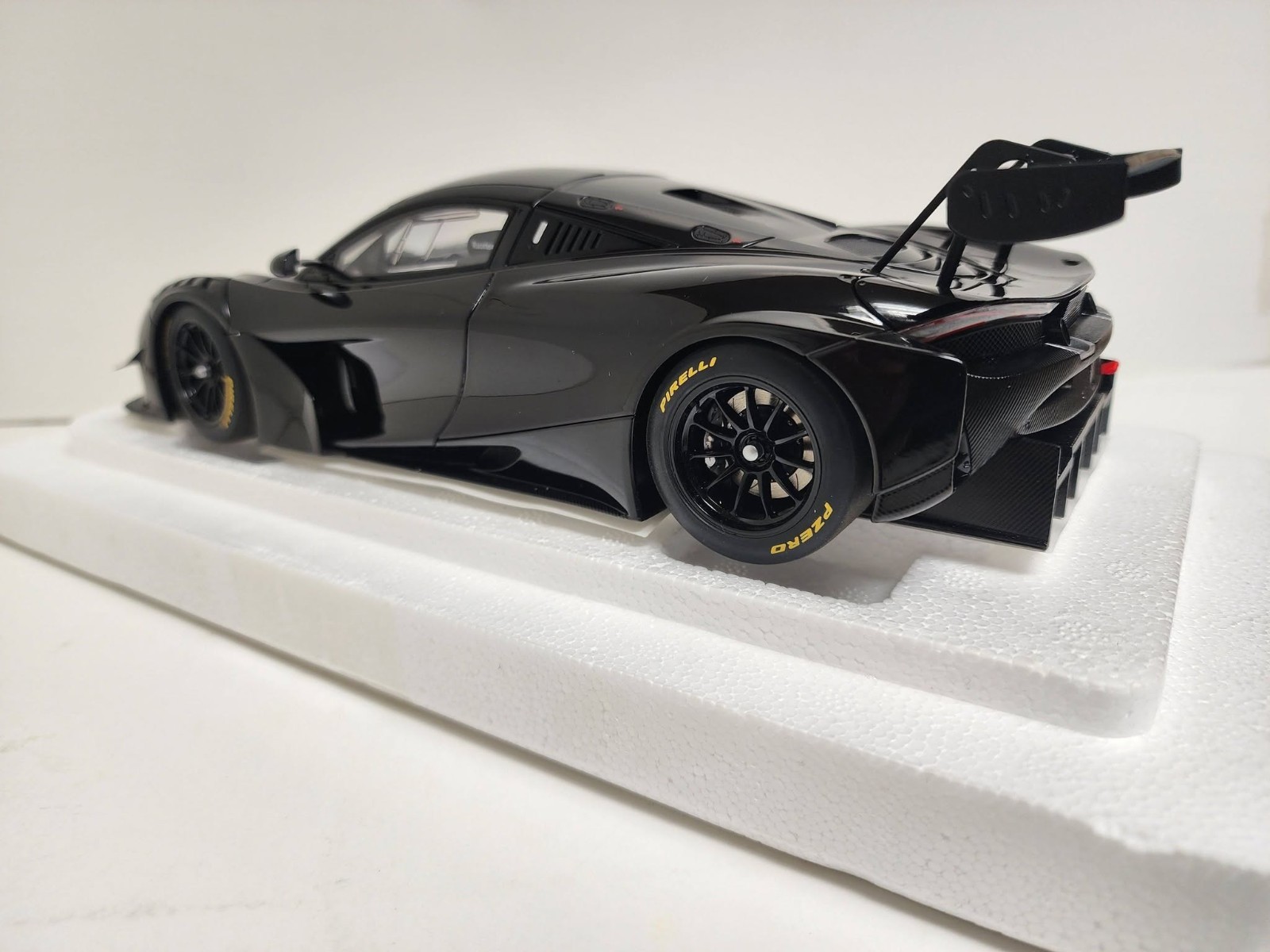 AUTOart – 1/18 die cast: McLaren 720S GT3, gloss black