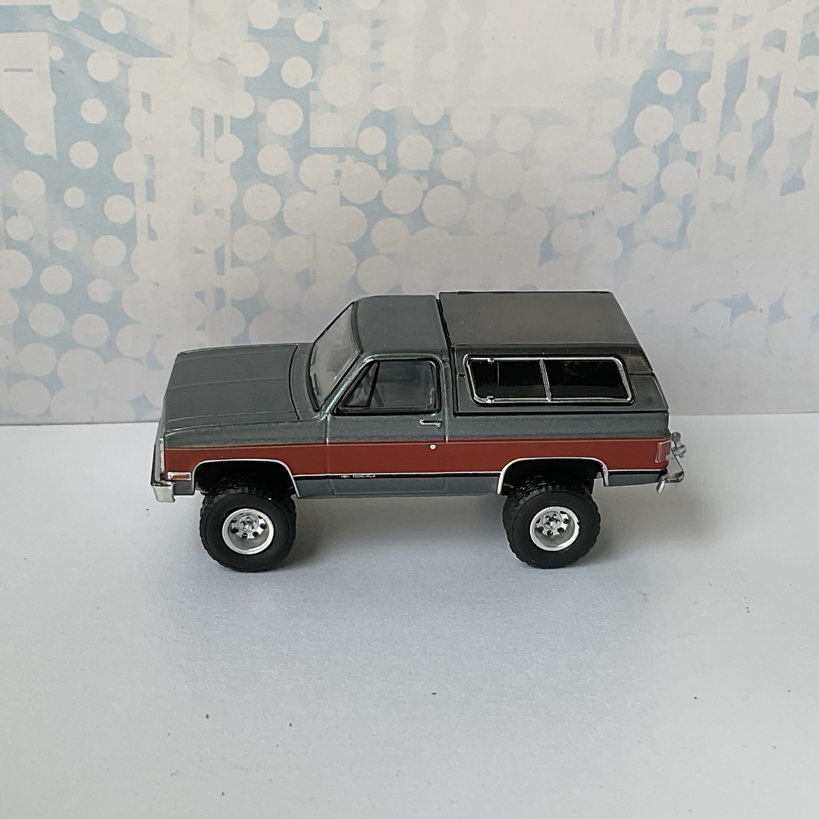 Greenlight 1990 CHEVROLET KS BLAZER Lifted Gray / red REMOVABLE TOP Chevy