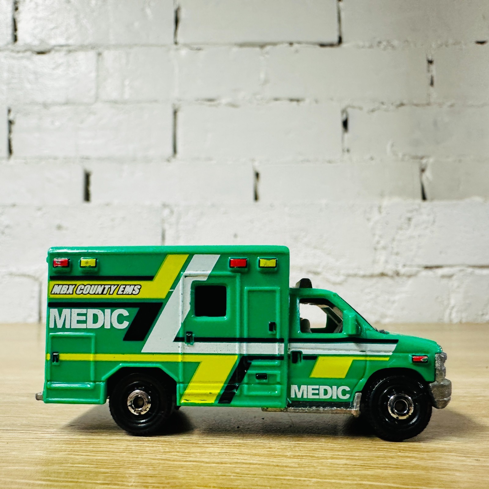 Ford E350 Ambulance 2009 Green Yellow White Medic MB944 Heroic Rescue 2016