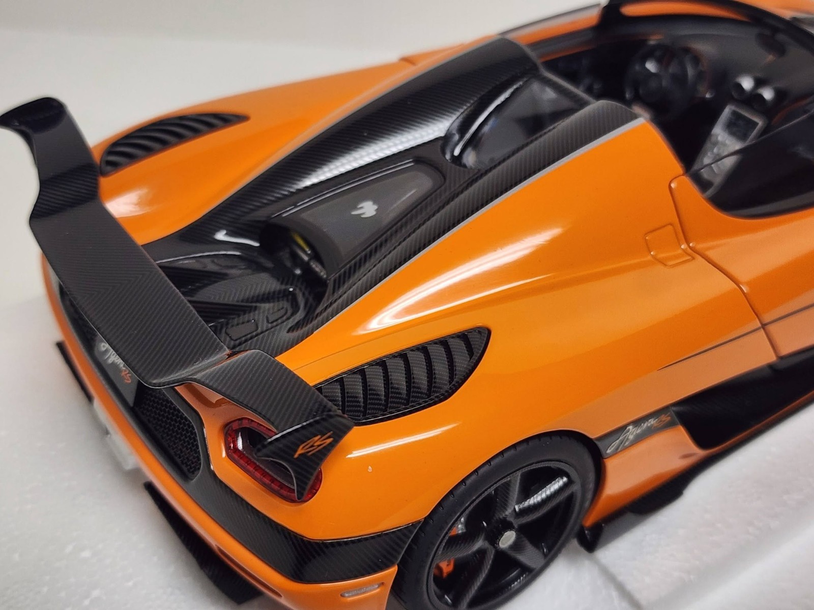 AUTOart: 1/18 autoart model car – Koenigsegg One 1 Agera RS, cone orange/black.